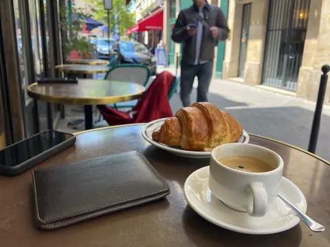 Un portefeuille oublié sur la table d'un café