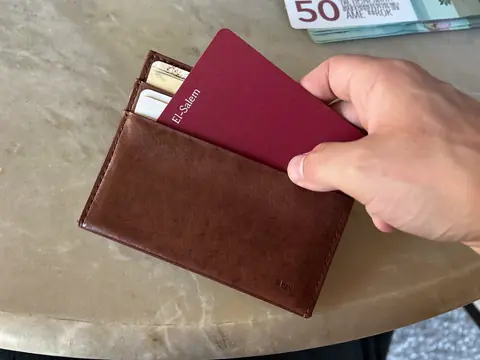 La carte El-Salem Phone glissée dans la fente d'un portefeuille