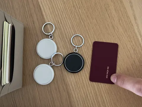 Des traceurs ronds à côté de la carte plate El-Salem Phone