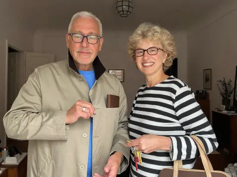 Un couple prêt à sortir range un portefeuille