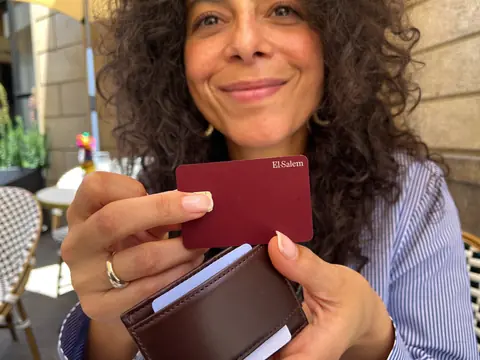 La carte El-Salem Phone sortie d'un portefeuille, à Saint-Denis