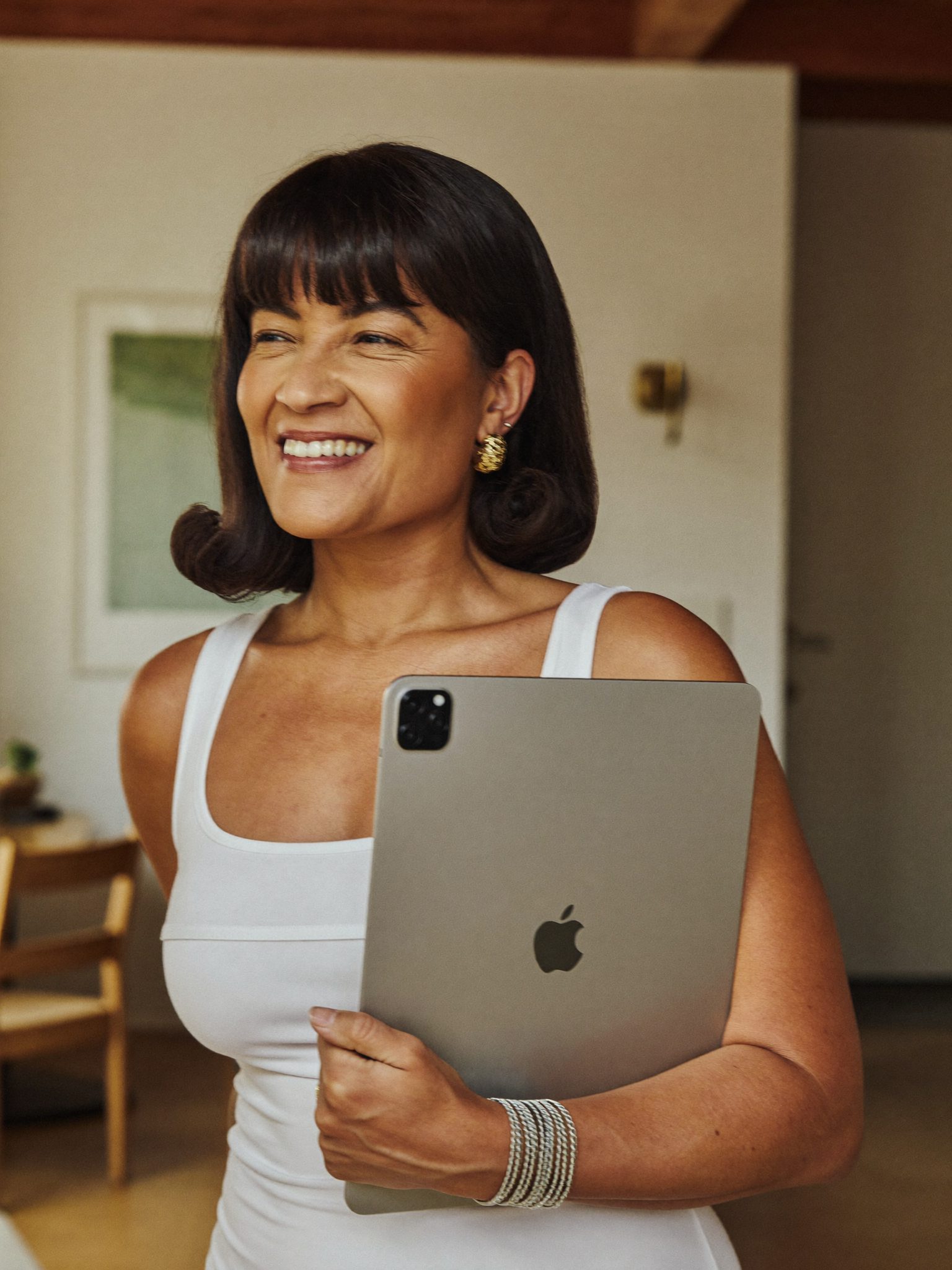 Martine, élève souriante de 54 ans tenant sa tablette
